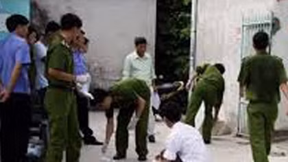 Nghịch tử nghi ngáo đá truy đuổi mẹ xin tiền bị cha đánh tử vong