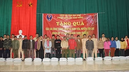 Những món quà sắc xuân đến bà con vùng cao 