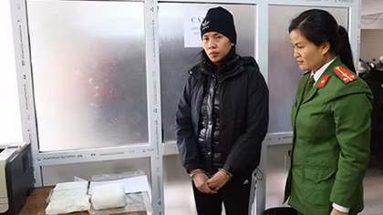 Nữ hành khách bị bắt cùng 3 bánh heroin giấu trong khoang hành lý