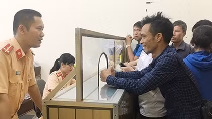 Tạo thuận lợi tối đa cho người dân đổi nền biển số xe kinh doanh