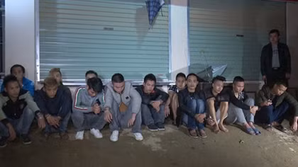 50 thanh niên mang hàng nóng đi đòi nợ lúc nửa đêm