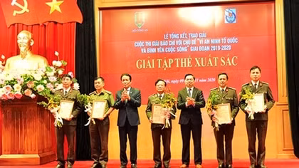 Trao giải Cuộc thi Giải Báo chí với chủ đề “Vì An ninh Tổ quốc và bình yên cuộc sống”
