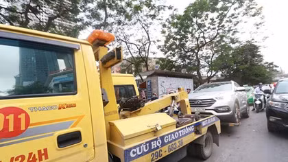 Chờ đèn đỏ, tài xế ngủ quên trong ô tô khiến CSGT phải điều xe cẩu
