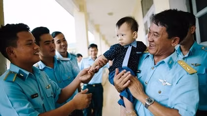 Nghẹn lòng ngắm con trai liệt sĩ phi công máy bay CASA tròn một tuổi