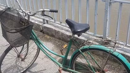 Cô gái đạp xe lên giữa cầu rồi gieo mình tự vẫn