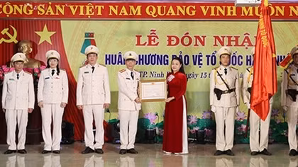 Công an TP Ninh Bình đón nhận Huân chương Bảo vệ Tổ quốc hạng Nhất