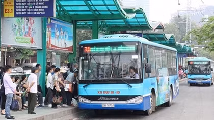 Vì sao doanh nghiệp xe buýt Hà Nội ít khách, nợ ngân hàng gia tăng?
