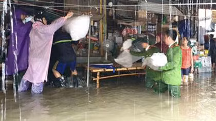 Công an Nghệ An: Giúp dân trong những cơn đại nạn