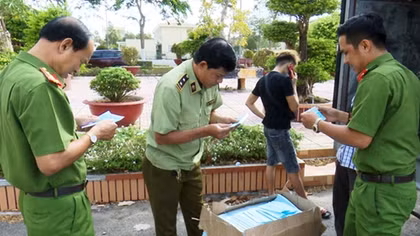 Tăng cường ngăn chặn buôn khẩu trang qua biên giới