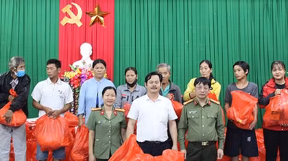 Chung tay sẻ chia với đồng bào miền Trung