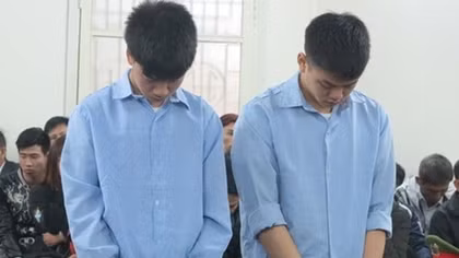 Hai thanh niên lĩnh 34 năm tù vì ném gạch vào người khác