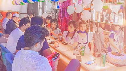 Quán bar kiểu Nhật trên đất Việt: "Sugar daddy" và ảo ảnh tình yêu