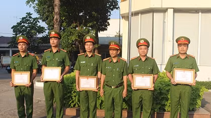 Khen thưởng các đơn vị triệt phá băng nhóm hoạt động tín dụng đen