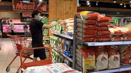 Yêu cầu tăng cường cung cấp lương thực, bình ổn thị trường