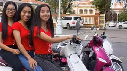 Độc đáo đội ngũ xe ôm nữ ở Phnom Penh