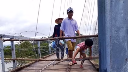 Cầu treo bị bão phá hỏng, dân qua lại trong mối nguy tiềm ẩn