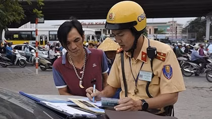 Công khai tên, cấp bậc, chức vụ của cán bộ xử lý trong lĩnh vực giao thông