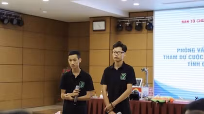 Hai học sinh sáng chế mô hình cảnh báo quên trẻ em trên ô tô