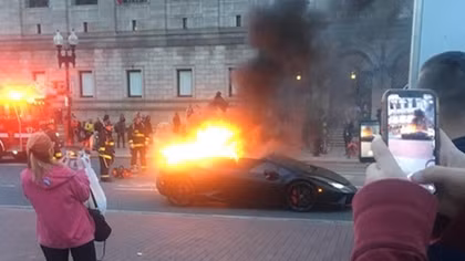 Siêu xe Lamborghini bốc cháy, người đi đường mải mê… chụp ảnh