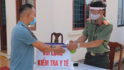 Công an Đắk Nông: Làm hơn 1.000 tấm chắn hỗ trợ chống dịch COVID-19