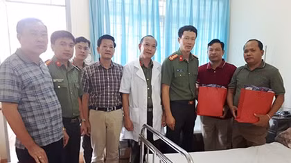 Hỗ trợ điều trị cho 2 cán bộ Công an tỉnh Mondulkiri