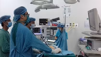 Gắp đầu đạn nằm trong người một phụ nữ gần nửa thế kỷ