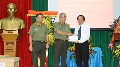 Tổng cục HCKT thăm, tặng quà tại Trung tâm điều dưỡng thương binh Duy Tiên