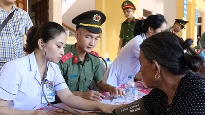 Công an Hà Tĩnh khám, tư vấn, cấp phát thuốc miễn phí cho nhân dân