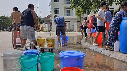 Người Hà Nội khốn khổ vì nước