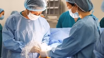 20 em bé được cứu sống nhờ can thiệp vào buồng tử cung