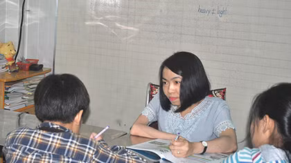 Cô giáo khuyết tật dạy tiếng Anh miễn phí cho học trò nghèo