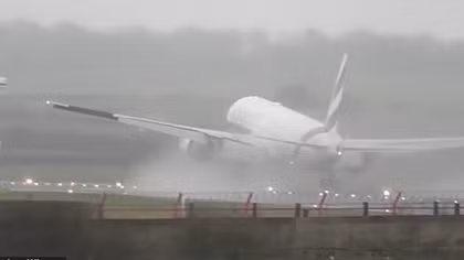 Hoảng hồn với cú tiếp đất "chồm chồm" của Boeing 777