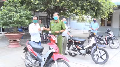 Công an tặng xe máy tạo phương tiện sinh kế cho người nghèo
