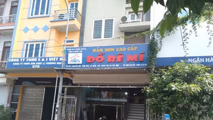 Triệu tập chủ cơ sở mầm non để quên cháu bé 3 tuổi trên xe