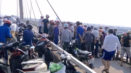 Nam thanh niên bỏ xe máy nhảy cầu Bính