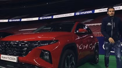 Các cầu thủ Atletico Madrid được Hyundai tặng xe Tucson Hybrid