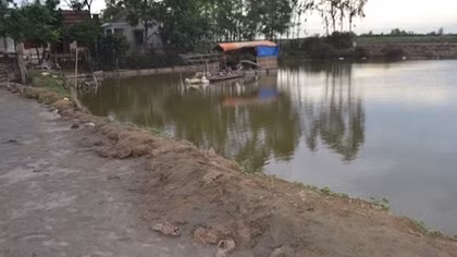 Hai mẹ con tử vong dưới ao trong tư thế quấn vào nhau