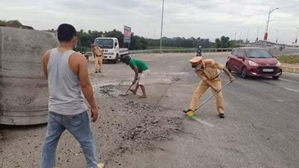 CSGT thu dọn vết dầu, mảnh vỡ trên đường
