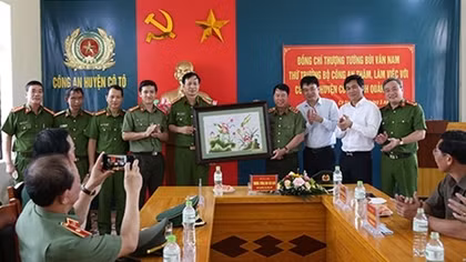 Thứ trưởng Bùi Văn Nam thăm và làm việc tại huyện đảo Cô Tô