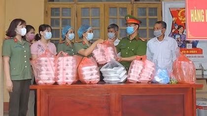 Trao tặng “Bữa sáng cùng đồng đội” tại các điểm chốt chống dịch 