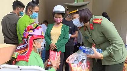 Công an tỉnh Sơn La thăm, tặng quà các tổ cấp CCCD 