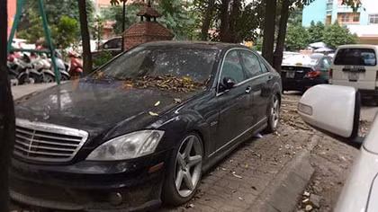Xế sang Mercedes 10 tỷ phủ bụi trên phố Hà Nội