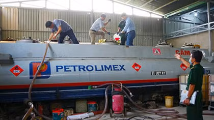 Xăng giả vẫn chảy...