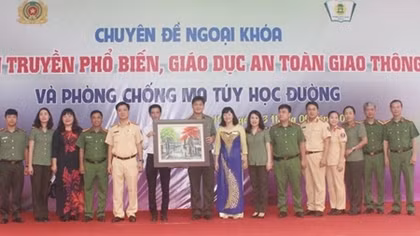 Tuyên truyền Luật giao thông và phòng chống ma tuý học đường