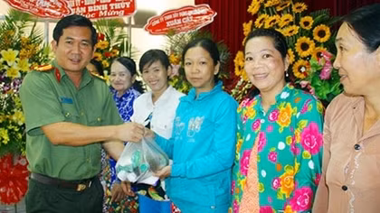 Công an TP Cần Thơ chăm lo Tết cho người nghèo