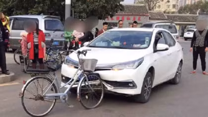 Bi hài xe ô tô Toyota bị xe đạp tông… móp đầu