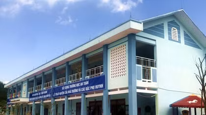 Trường xây dựng tiền tỉ mới khánh thành đã hư hỏng