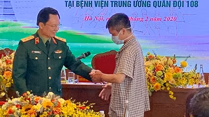 Kỳ tích ca ghép cánh tay từ người cho sống đầu tiên trên thế giới