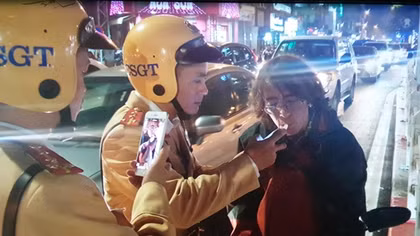 Lần đầu thổi nồng độ cồn 1 người nước ngoài