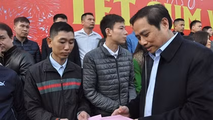 Trưởng Ban Tổ chức T.Ư trao tặng hàng trăm suất quà tiễn thợ mỏ về quê ăn tết